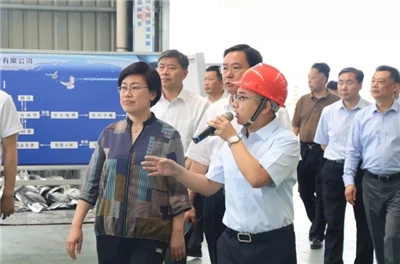 צ'ן שיאנגפינג, סגן מזכיר ועדת המפלגה העירונית של שאנגצ'יו, הוביל את מנהיגי הע...